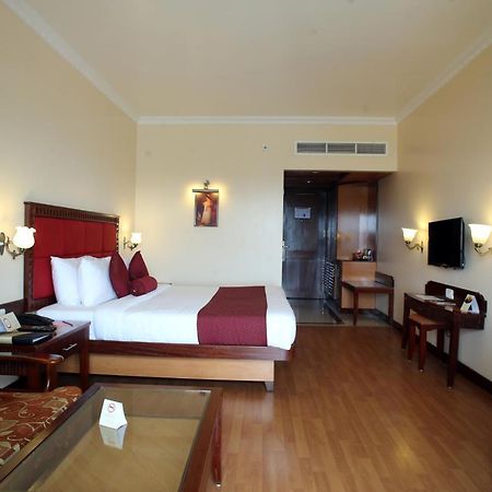 Joys Palace Hotel Thrissur Buitenkant foto