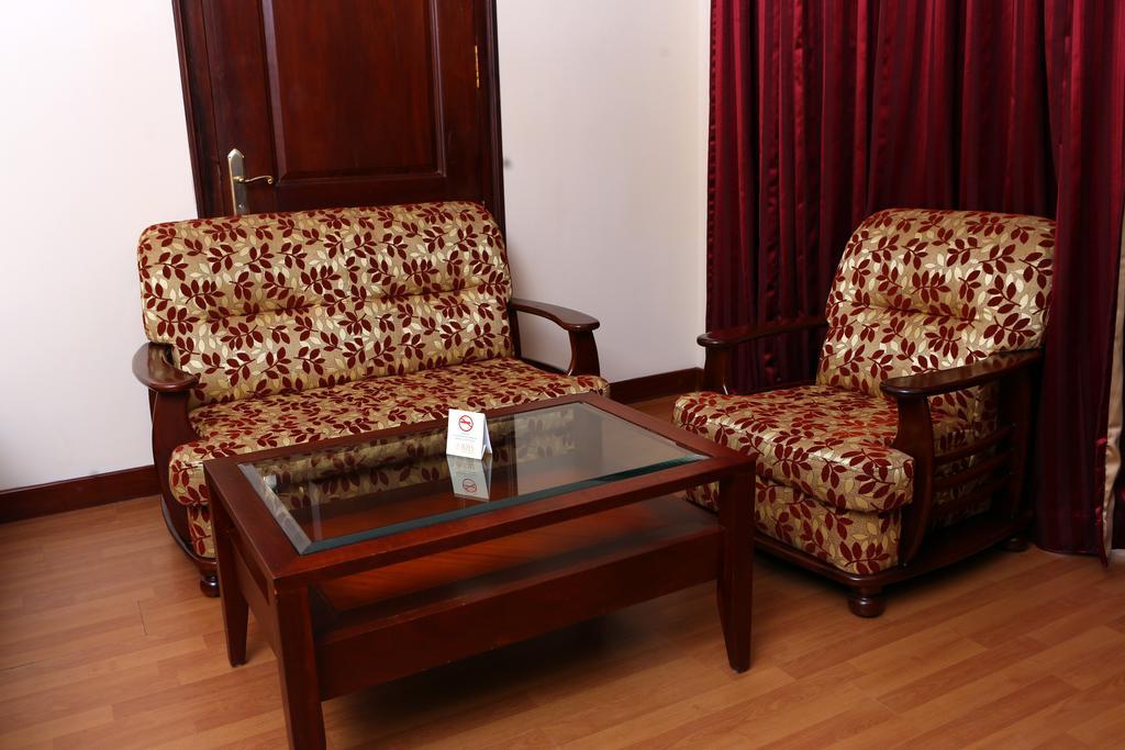 Joys Palace Hotel Thrissur Buitenkant foto