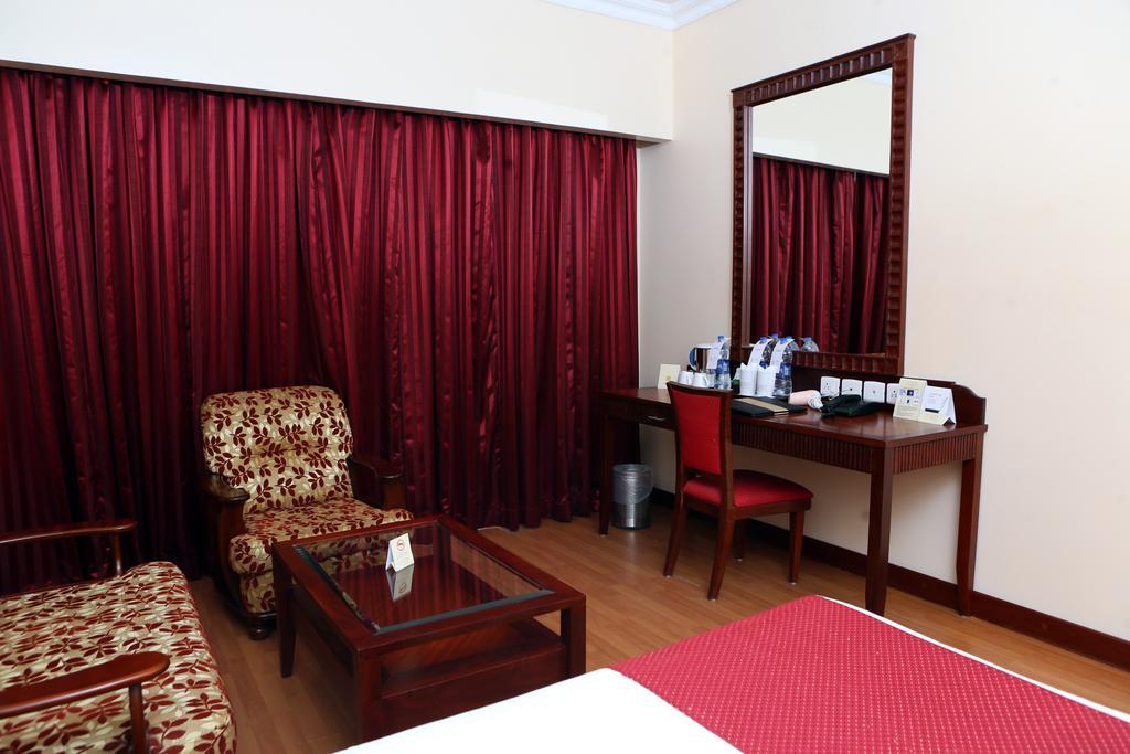 Joys Palace Hotel Thrissur Buitenkant foto