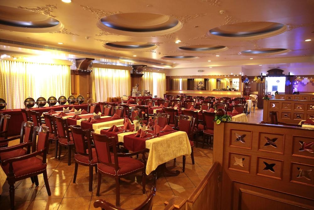Joys Palace Hotel Thrissur Buitenkant foto