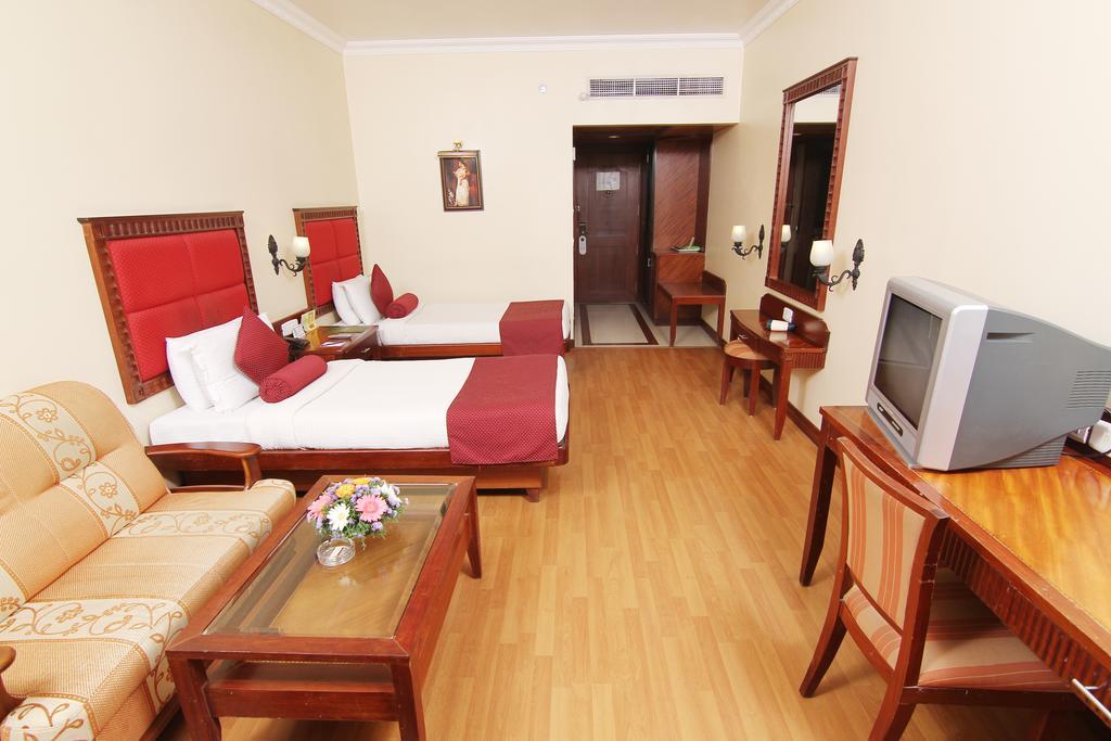 Joys Palace Hotel Thrissur Buitenkant foto