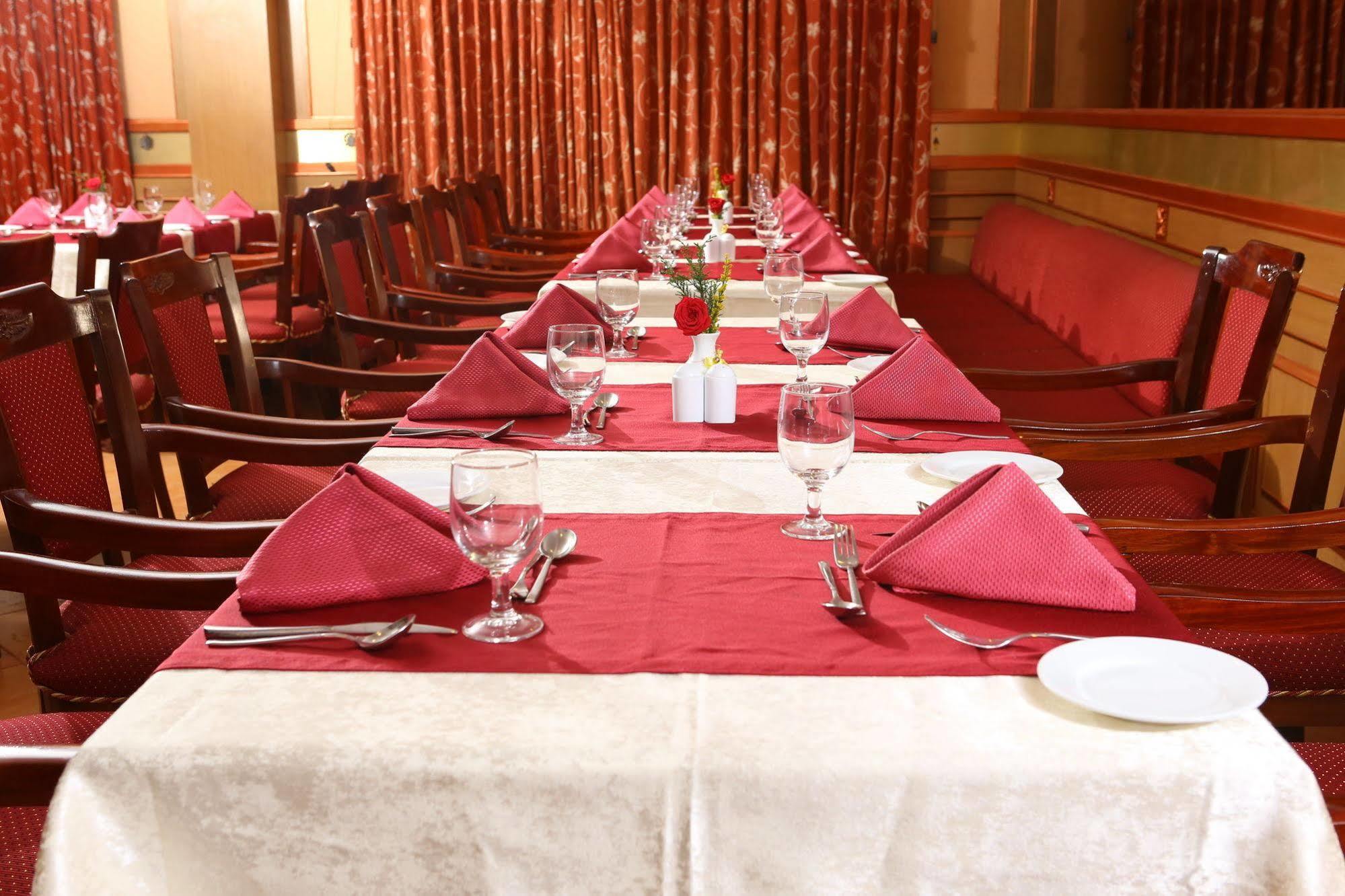 Joys Palace Hotel Thrissur Buitenkant foto