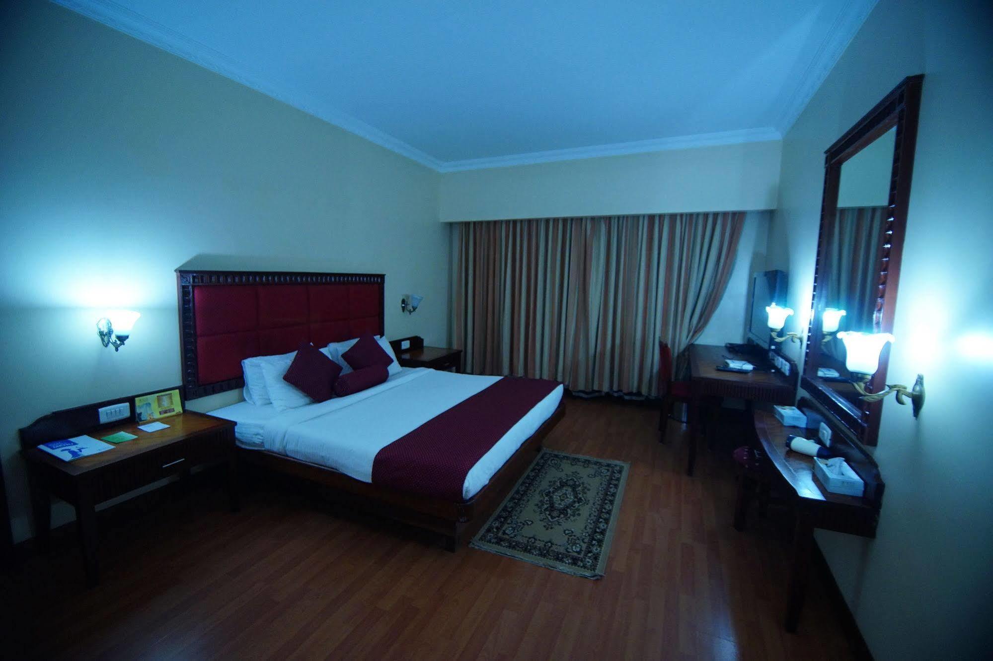 Joys Palace Hotel Thrissur Buitenkant foto