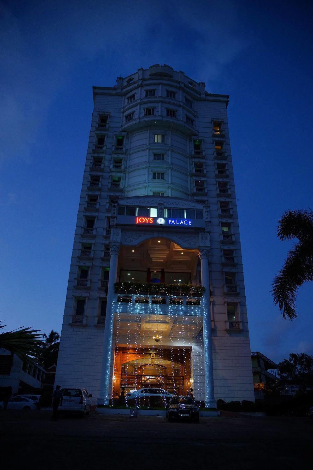 Joys Palace Hotel Thrissur Buitenkant foto