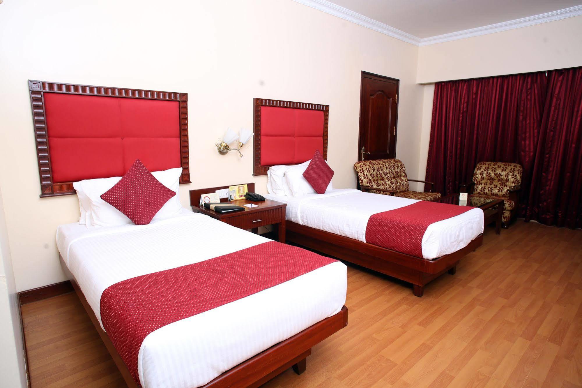 Joys Palace Hotel Thrissur Buitenkant foto