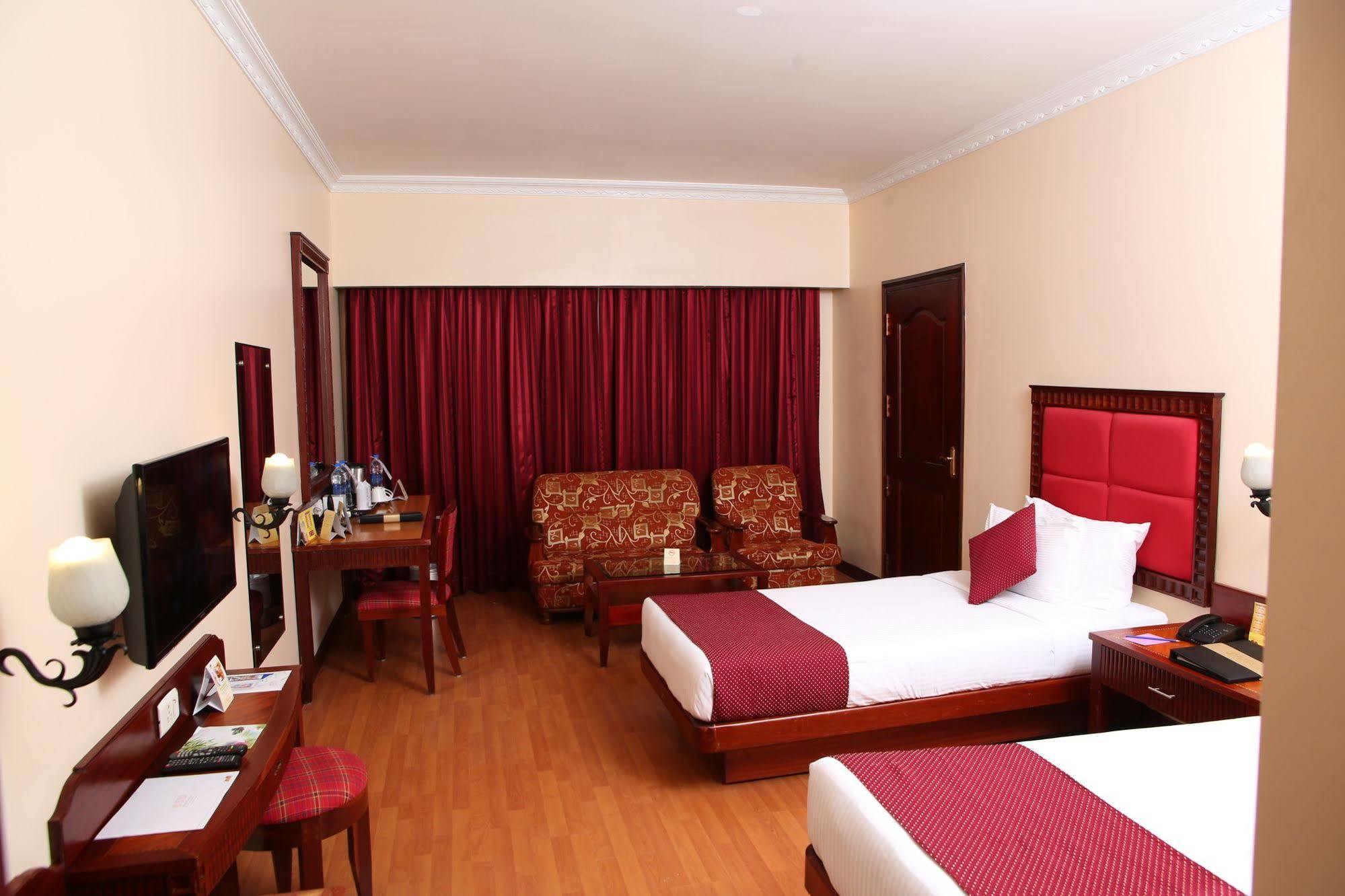 Joys Palace Hotel Thrissur Buitenkant foto