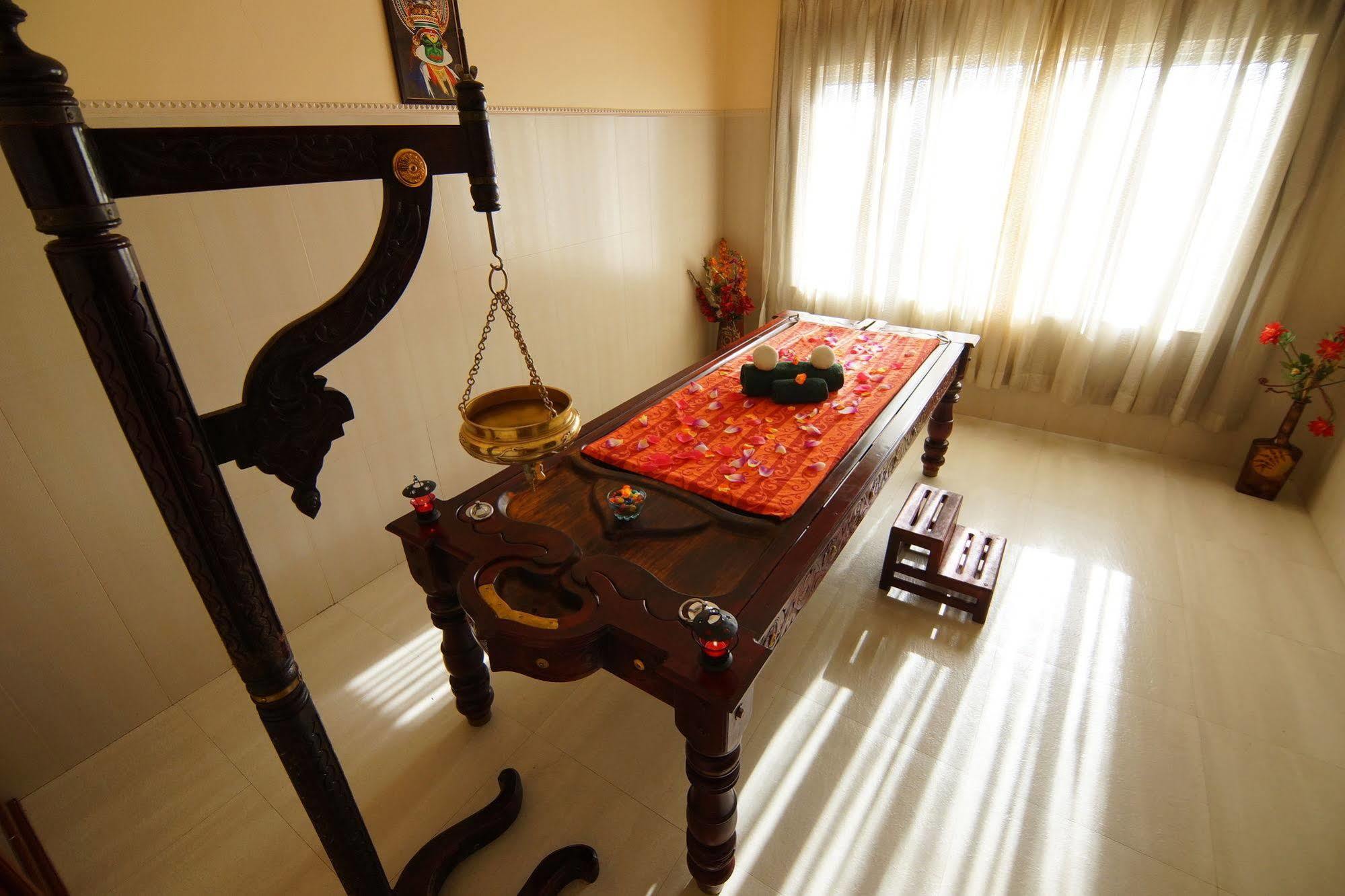 Joys Palace Hotel Thrissur Buitenkant foto