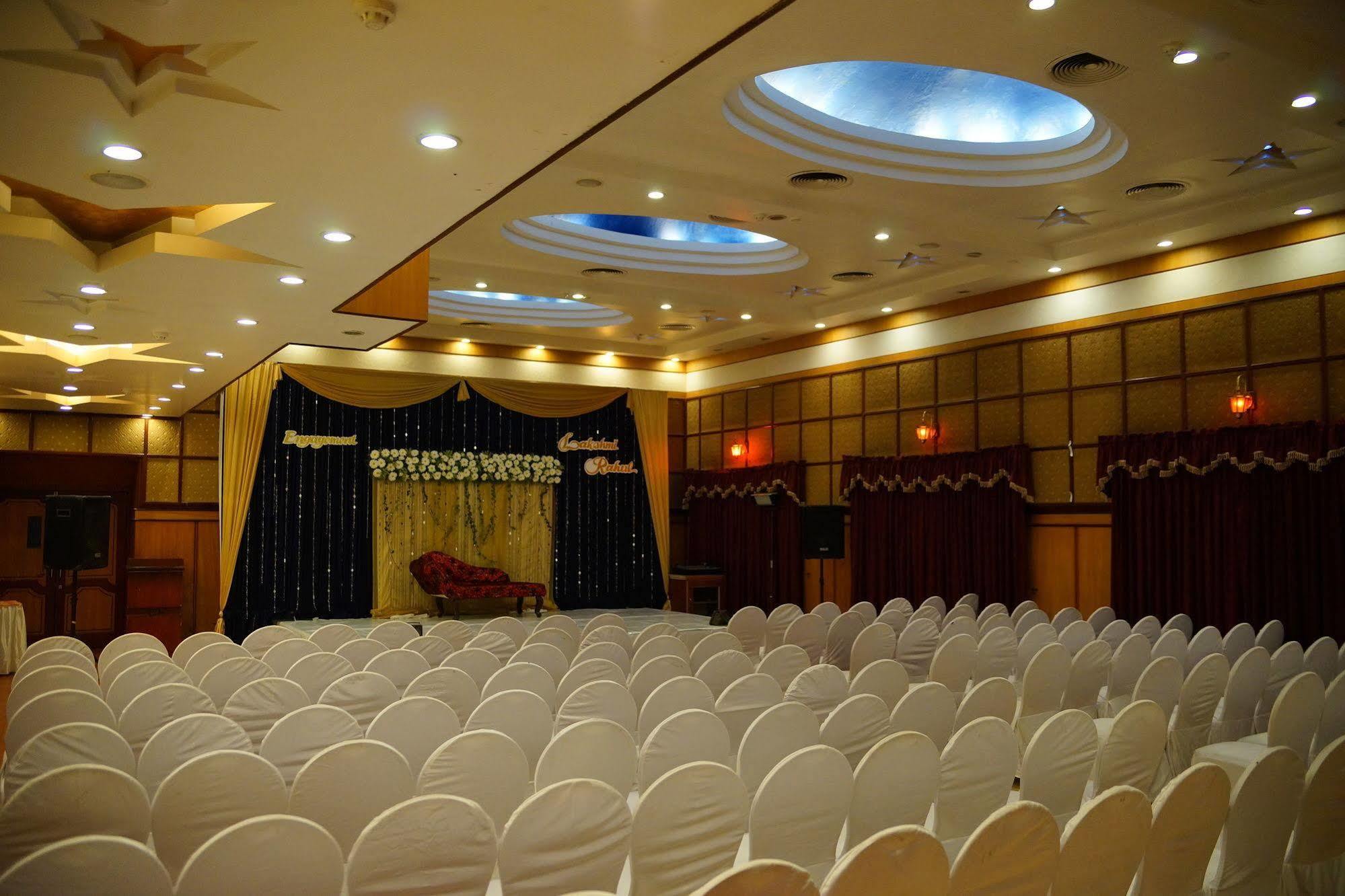 Joys Palace Hotel Thrissur Buitenkant foto