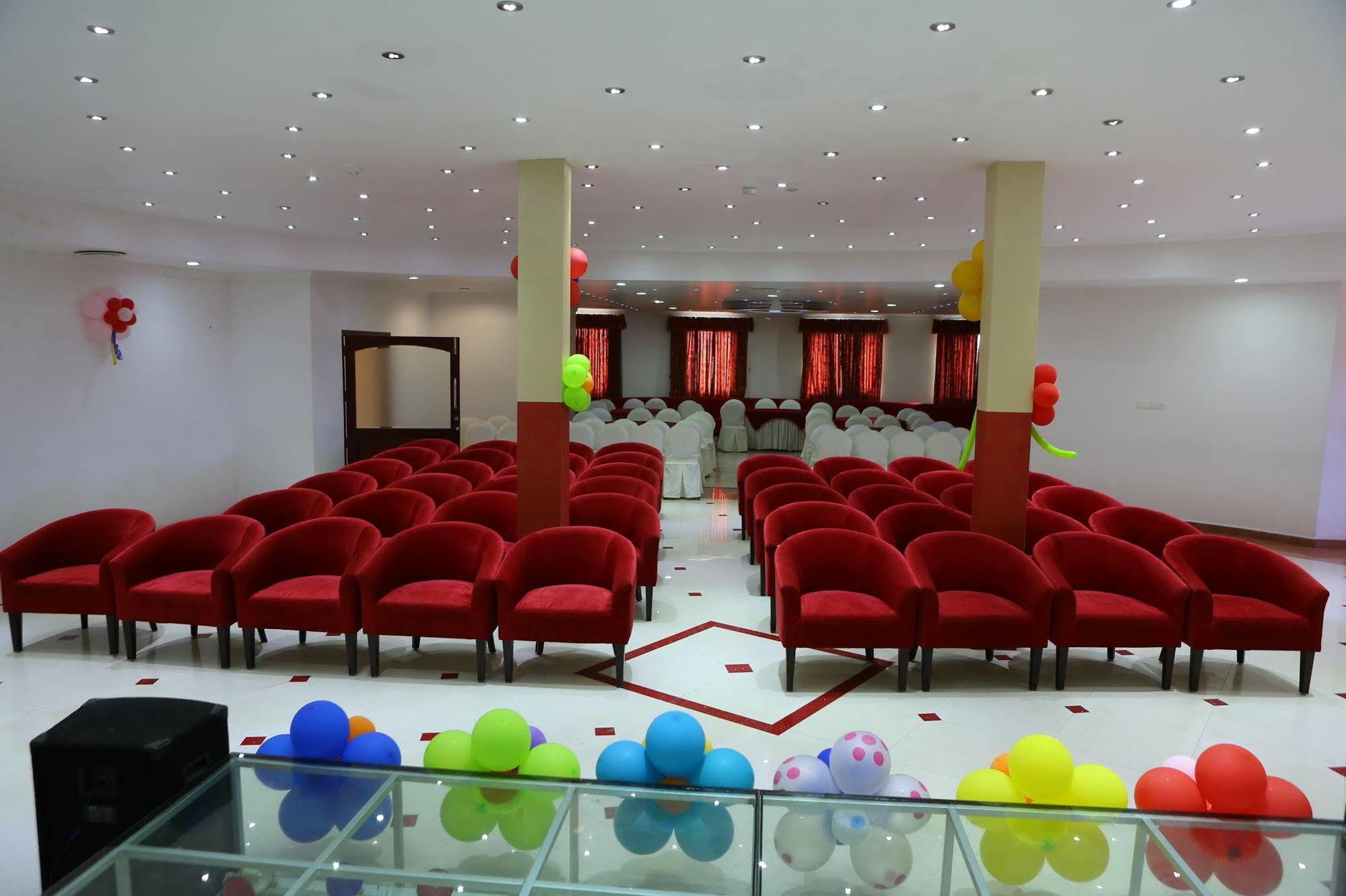 Joys Palace Hotel Thrissur Buitenkant foto