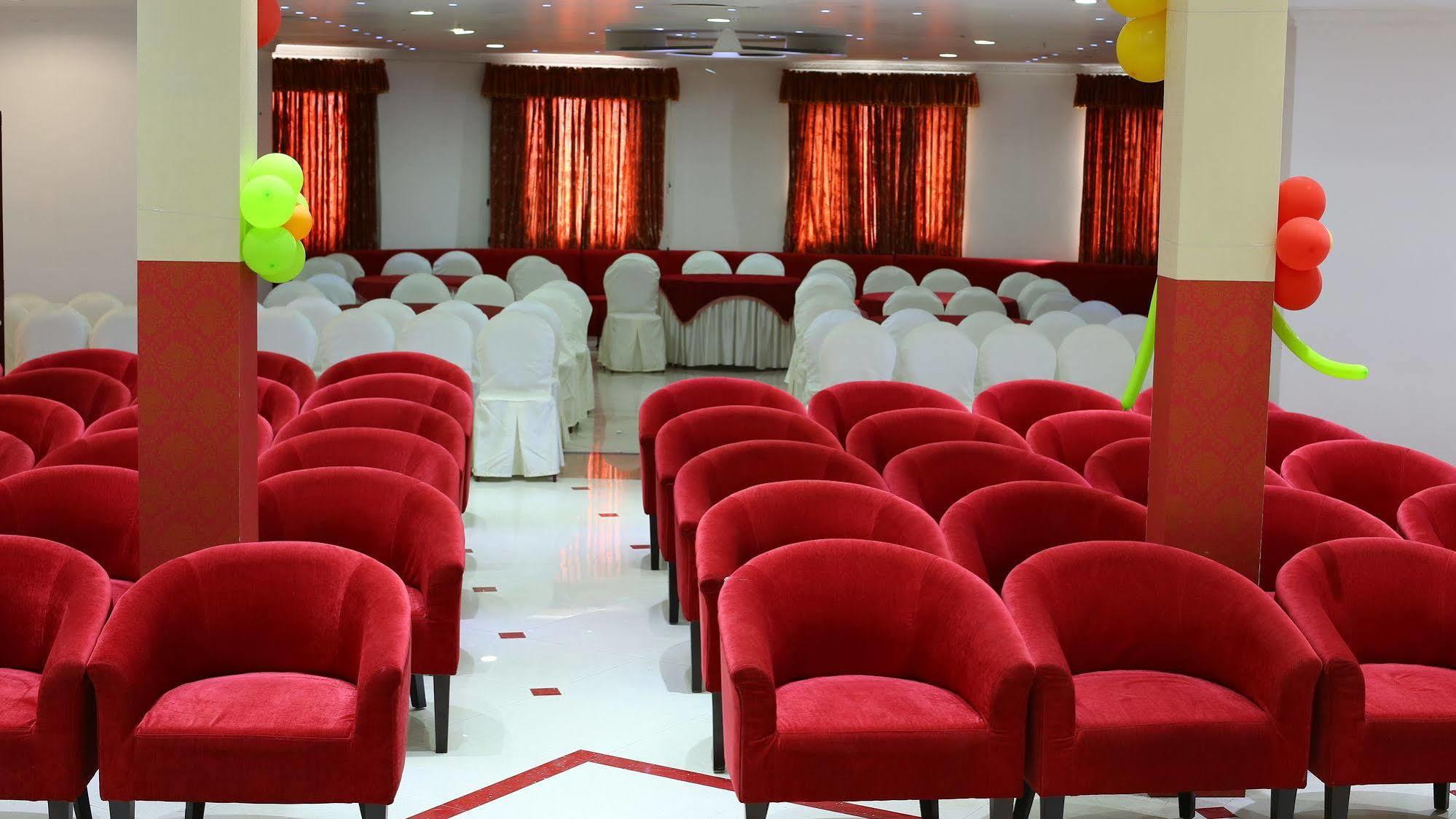 Joys Palace Hotel Thrissur Buitenkant foto