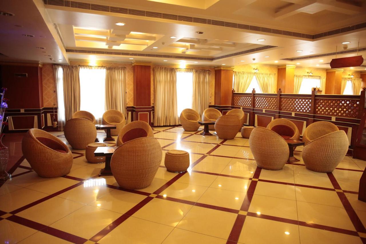 Joys Palace Hotel Thrissur Buitenkant foto