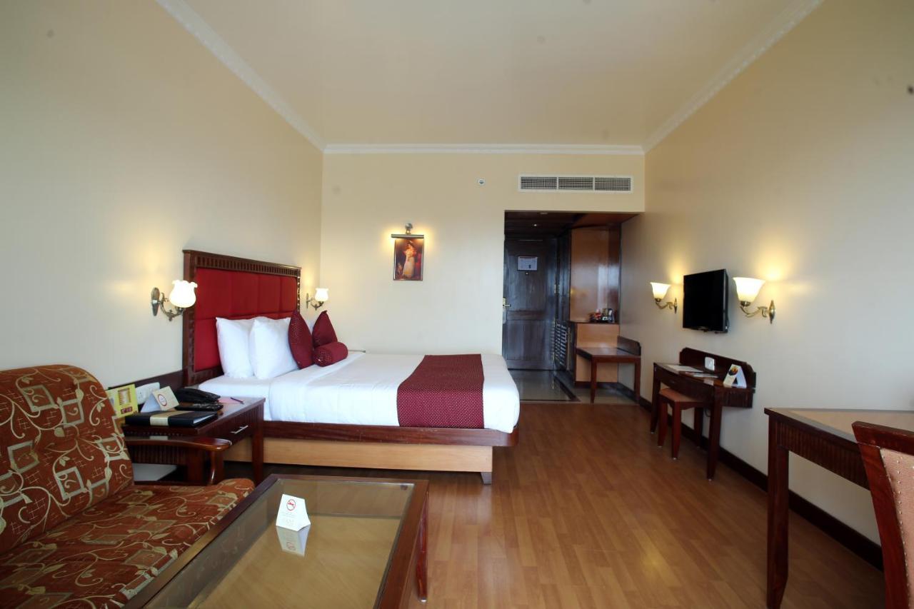 Joys Palace Hotel Thrissur Buitenkant foto