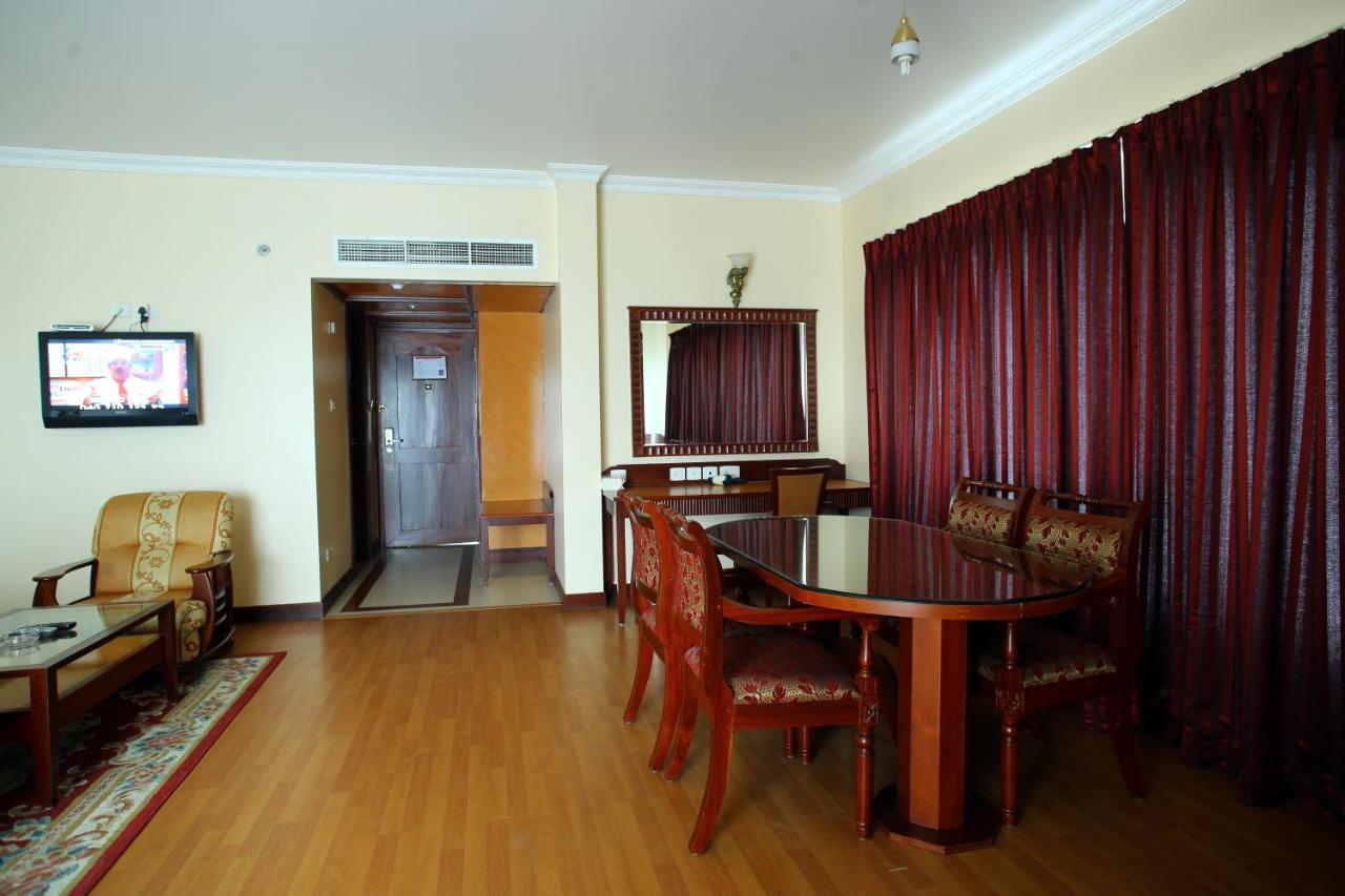 Joys Palace Hotel Thrissur Buitenkant foto