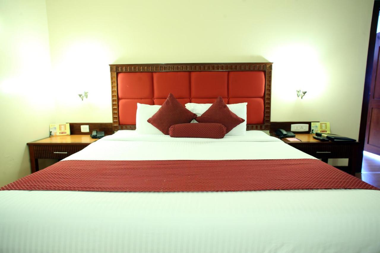 Joys Palace Hotel Thrissur Buitenkant foto