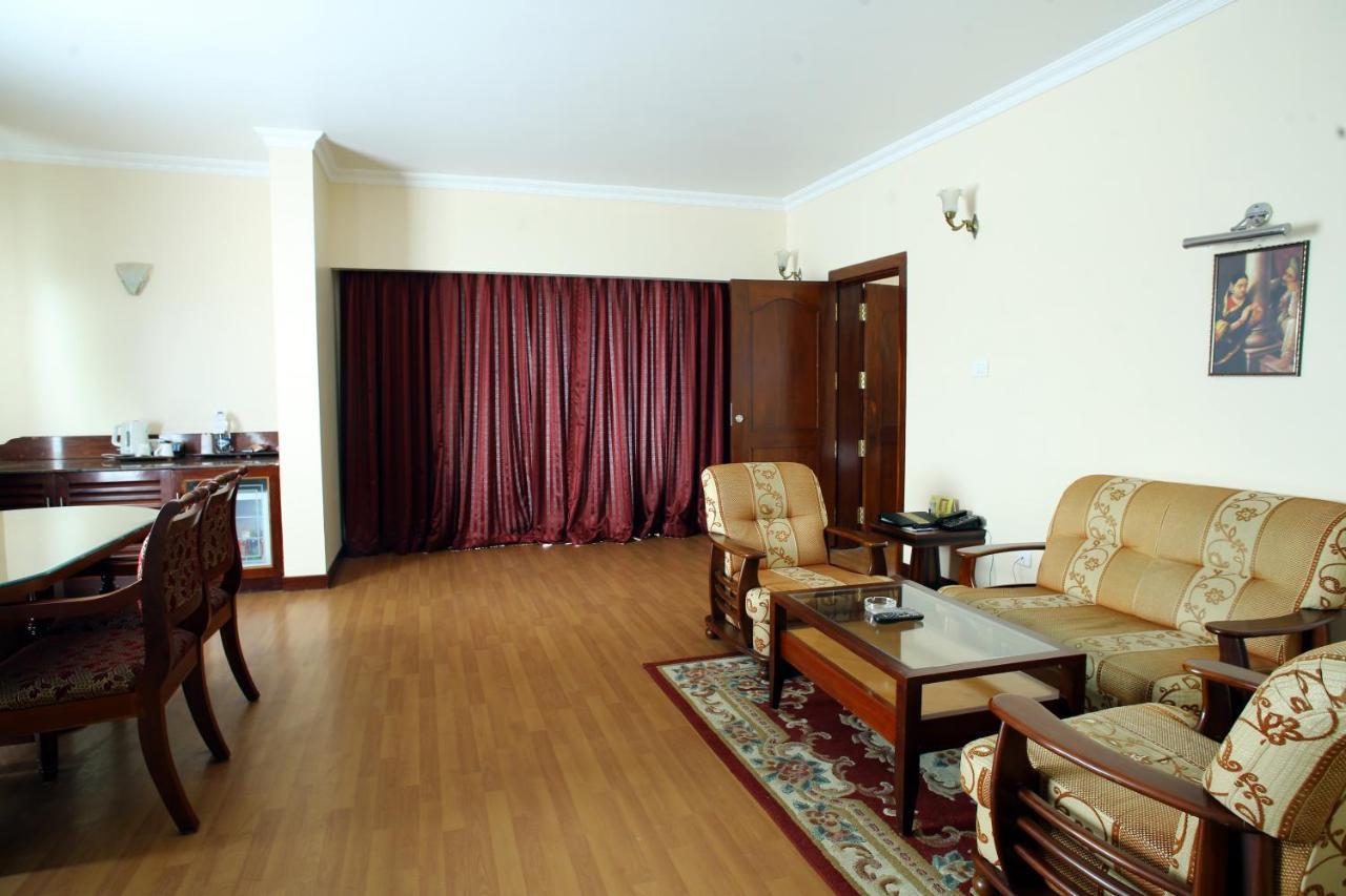 Joys Palace Hotel Thrissur Buitenkant foto